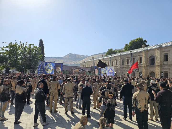 آیین گل مالی صبح عاشورا در محوطه باغ گلستان پایگاه قلعه فلک الافلاک