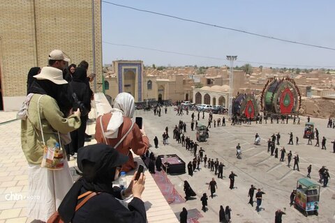 حضور گردشگران خارجی در مراسم شب و ظهر عاشورای حسینی شهرستان اردکان