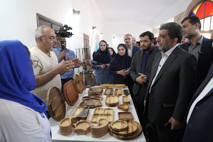 بازدید وزیر میراث‌فرهنگی از بازارچه صنایع‌دستی و سیاه‌چادر عشایری مدرسه هدایت ارومیه