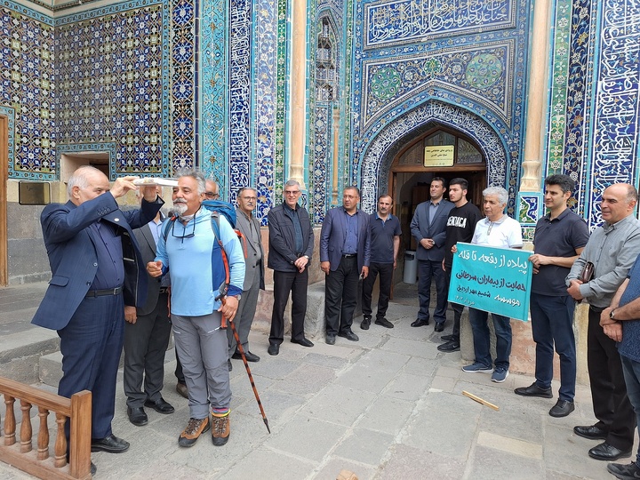 کوهنورد اردبیلی در حمایت از کودکان سرطانی از بقعه تا قله را پیاده طی می‌کند