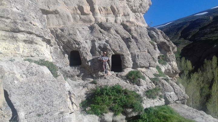 لزوم انجام تحقیقات بیشتر در دستکندهای پر رمز و راز روستای سقای ورزقان/ بهره‌برداری صحیح و تبدیل محل به مقصد اصلی گردشگری ورزقان