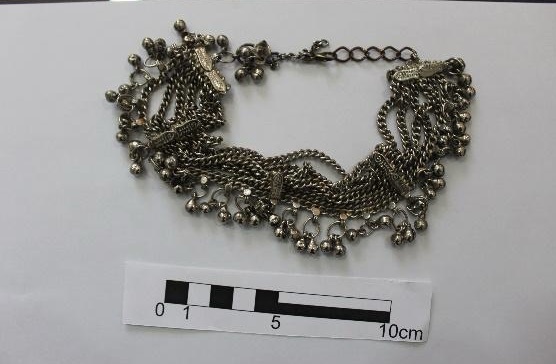 کشف ۲۸ قلم شیء تاریخی مربوط به دورههای اشکانی و ساسانی در استان فارس