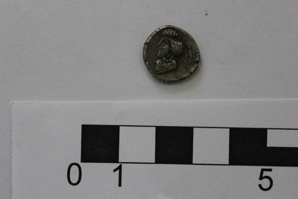 کشف ۲۸ قلم شیء تاریخی مربوط به دورههای اشکانی و ساسانی در استان فارس