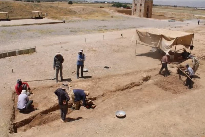 مسیر جویبارهای فصلی و سقوط سنگ ریزه‌ها به داخل محوطه نقش رستم پاک‌سازی شد/ پژوهش‌های باستان‌شناسی محوطه‌ها را احیا می‌کند/ شناسایی یک چاه تاریخی دیگر در نقش رستم