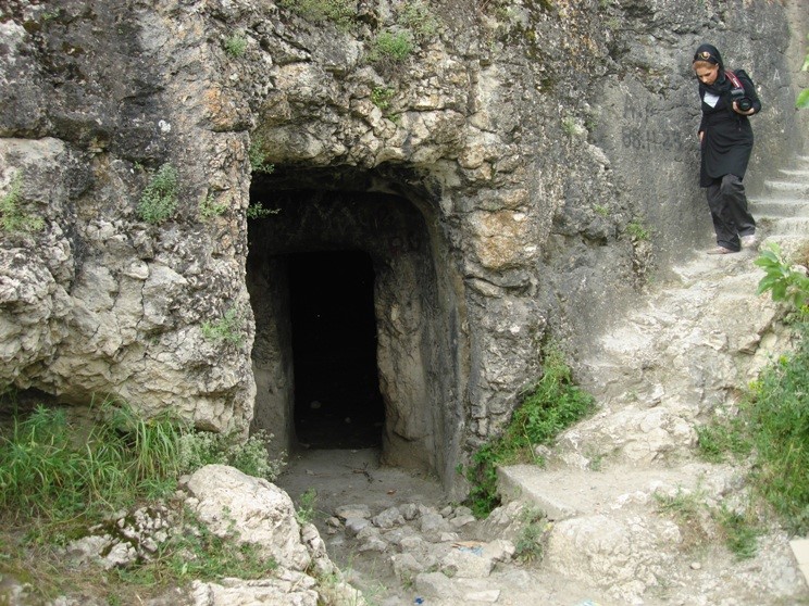 مقابر صخره‌ای ایوان فرهاد روستای سنگر ماکو، بزرگترین گوردخمه اورارتویی در ایران