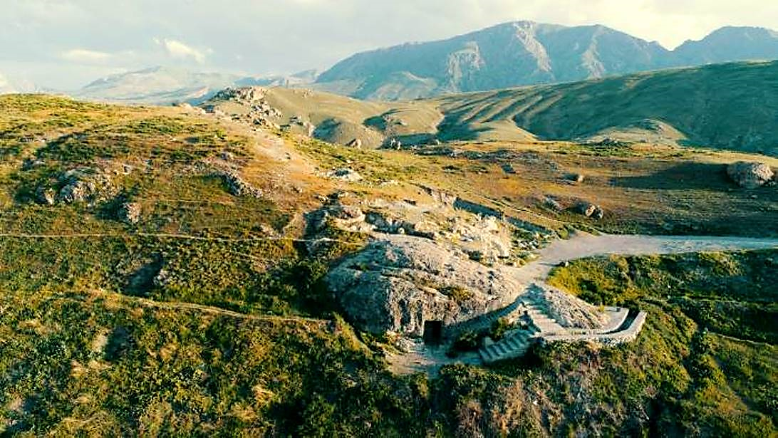 مقابر صخره‌ای ایوان فرهاد روستای سنگر ماکو، بزرگترین گوردخمه اورارتویی در ایران