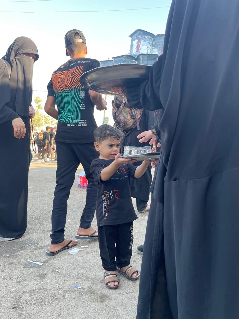 تولد یک نوزاد در مسیر زائران/ کودکان سهم ویژهای از پیادهروی دارند