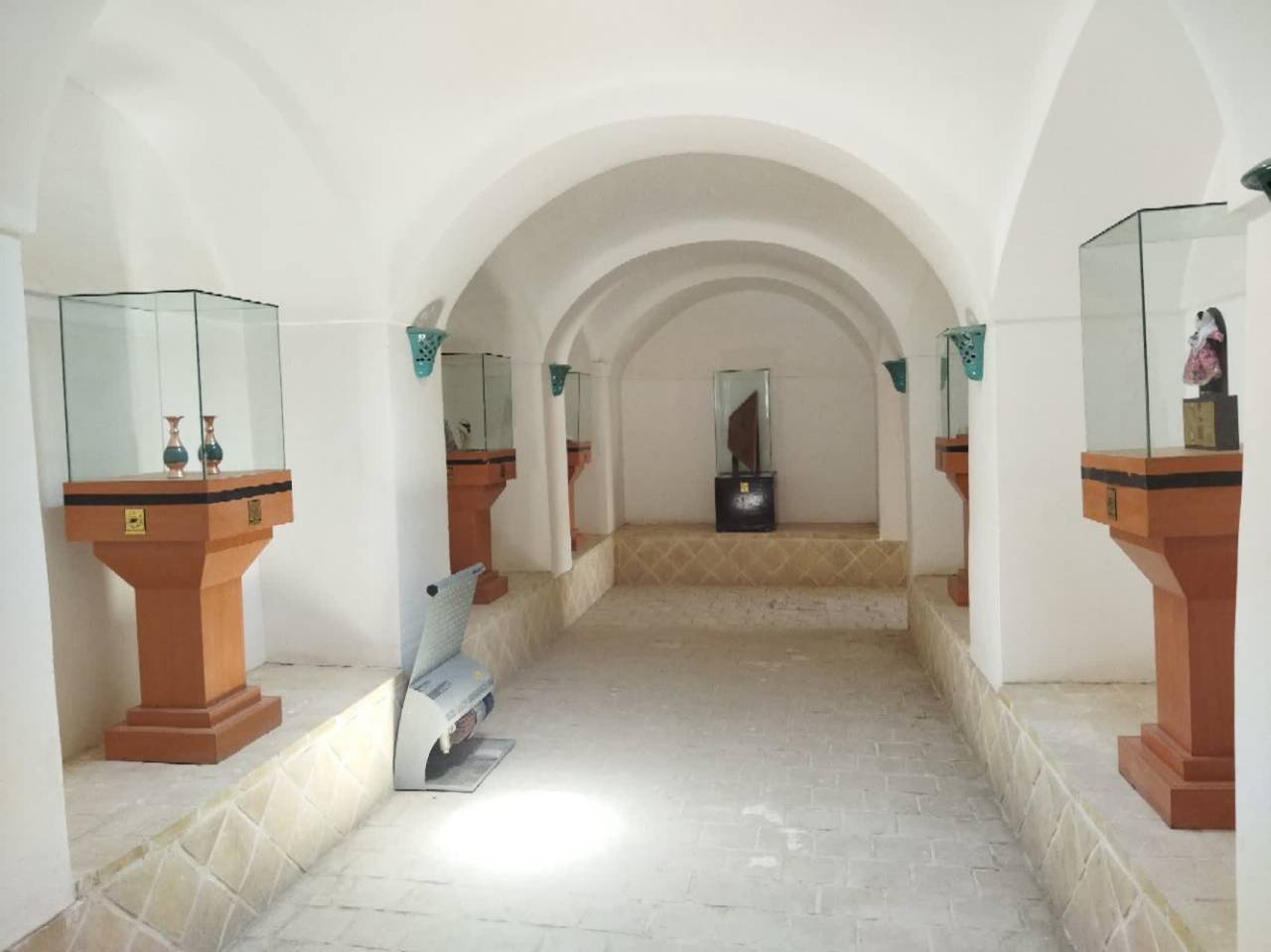 نمایش دورهای تولیدات فاخر هنرمندان هنرهای سنتی و صنایعدستی شهرستان ابرکوه