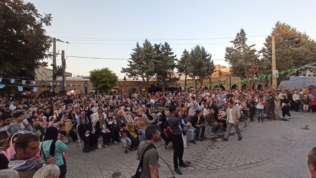 مردم در فضای باز فیلم‌های «آسمان» را دیدند/ رونمایی از تیزر جشنواره