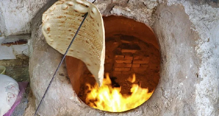 ساخت تنور سنتی به دست زنان روستایی در استان زنجان