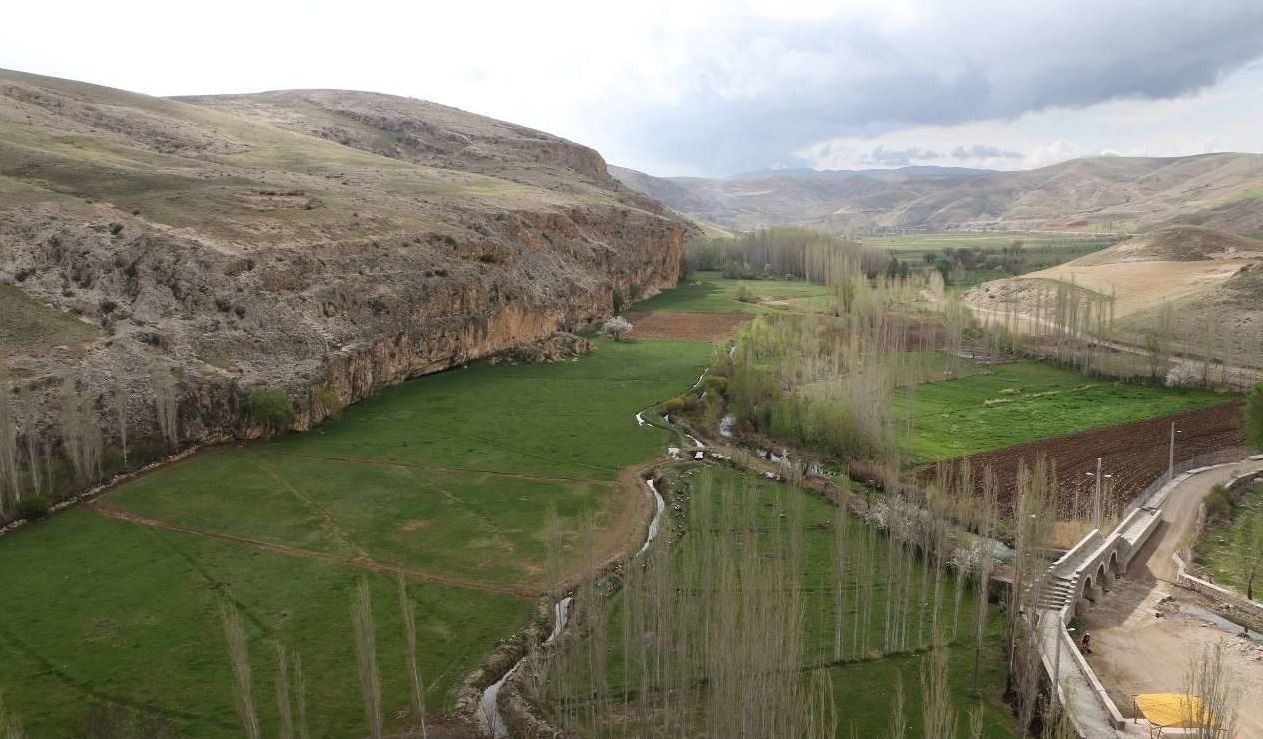 ساخت تنور سنتی به دست زنان روستایی در استان زنجان