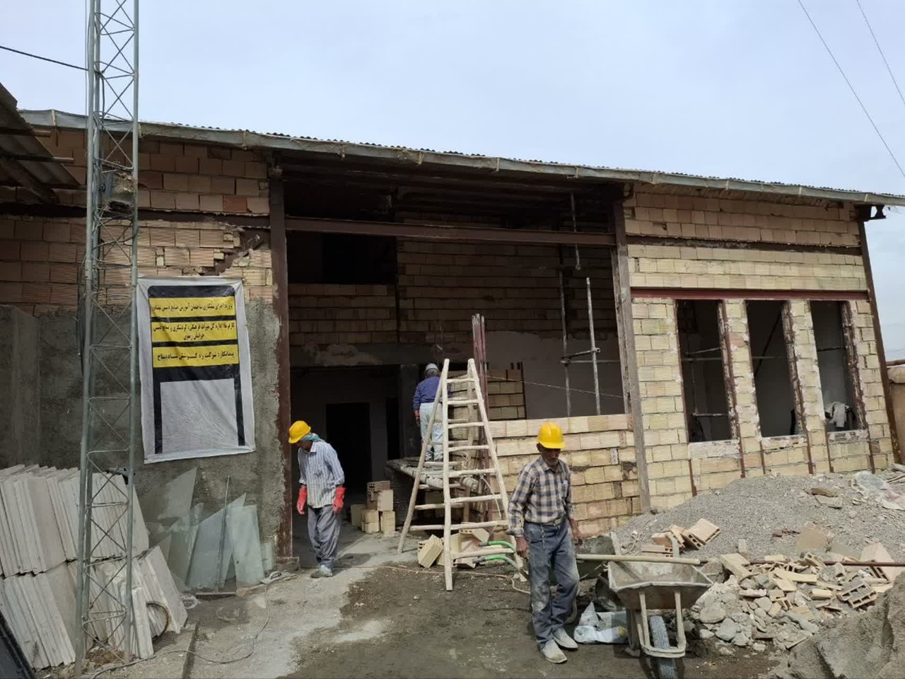 بازدید فرماندار و رئیس انجمن میراثفرهنگی نیشابور از مرکز آموزش صنایعدستی شهرستان