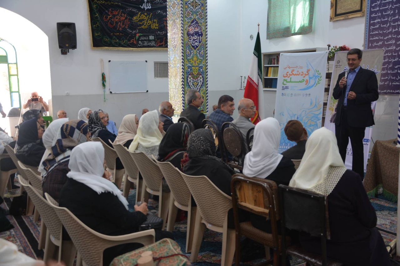 بازدید دانش‌آموزان و سالمندان از روستای هدف گردشگری فهرج