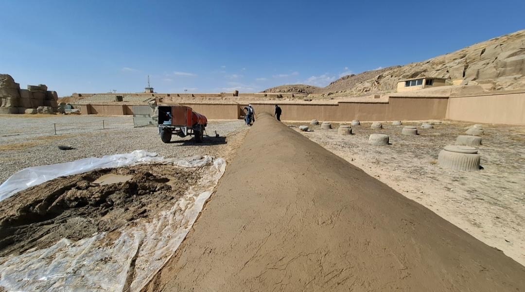 آغاز عملیات اجرایی پروژه حفاظت و مرمت دیوارهای خشتی کاخهای تخت جمشید