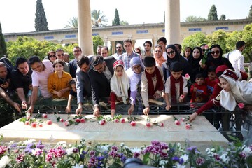 آرامگاه حافظ گل‌باران شد