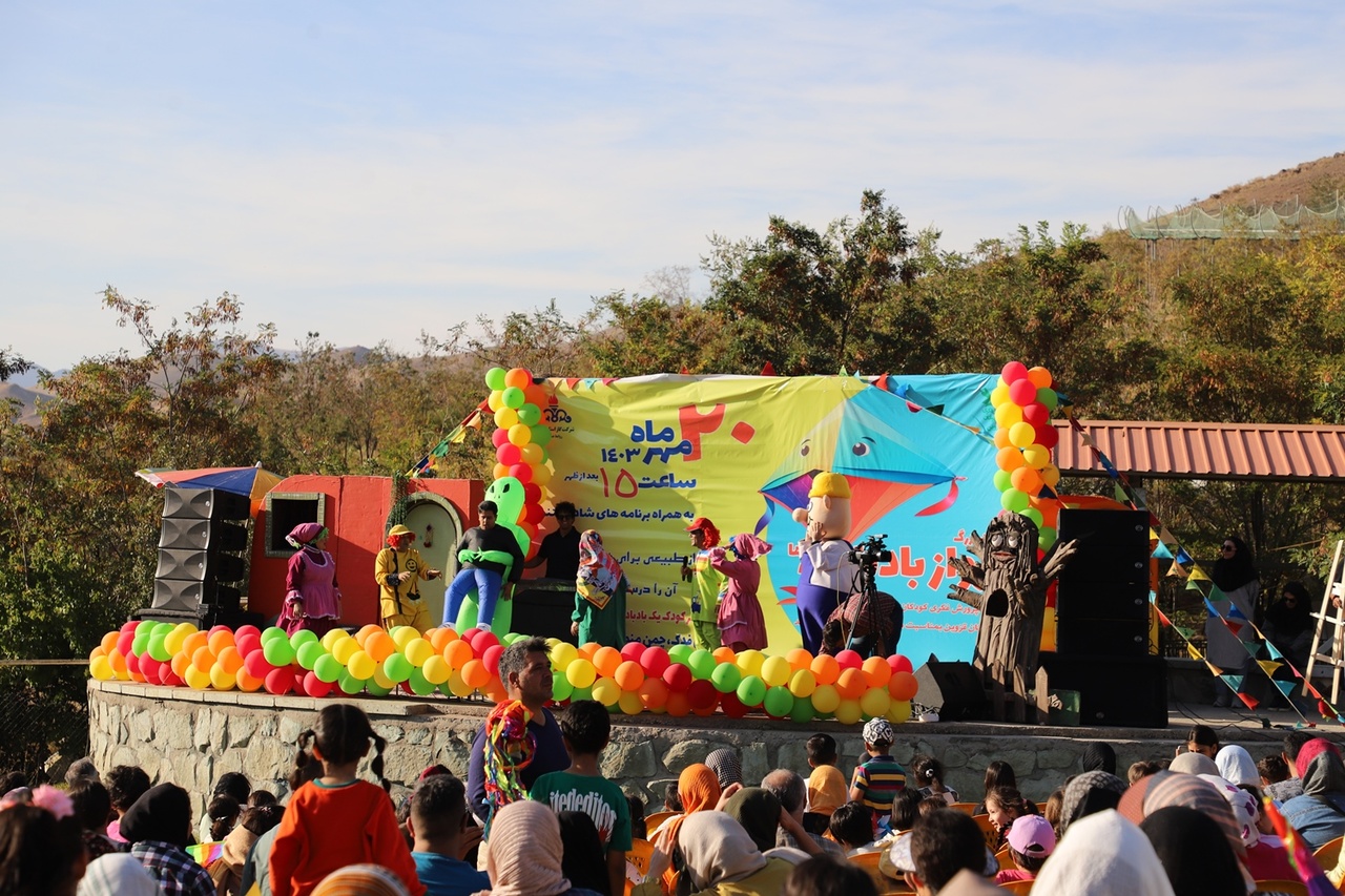 آسمان قزوین میزبان پرواز شادمانه بادبادکها شد