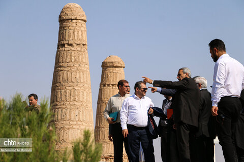 بررسی روند حفاظت از آثار تاریخی قلعه قورتان و شهر ورزنه