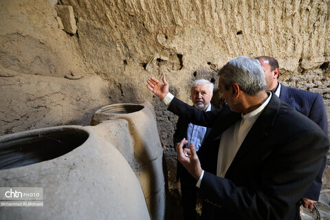 بررسی روند حفاظت از آثار تاریخی قلعه قورتان و شهر ورزنه