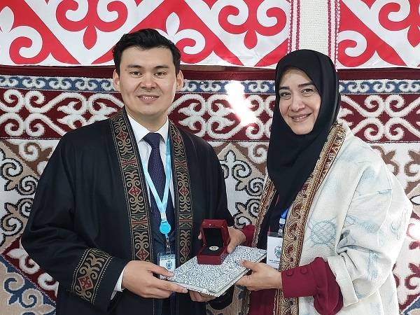 همکاریهای ایران با قزاقستان، ازبکستان و تاجیکستان در حوزه صنایعدستی تقویت میشود/ روزهای روشن پیشرو با توسعه همکاریها