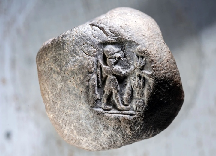 مُهر ۳۵۰۰ ساله یک شاهزاده از زیر خاک بیرون آمد/ پرسروصدا و بحثبرانگیز! مُهر ۳۵۰۰ ساله یک شاهزاده از زیر خاک بیرون آمد/ پرسروصدا و بحثبرانگیز!