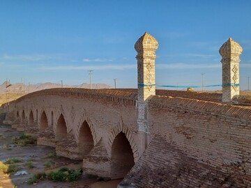 پایان عملیات احیای گلدسته‌های ضلع جنوب شرقی پل تاریخی سالار شهرستان رشتخوار