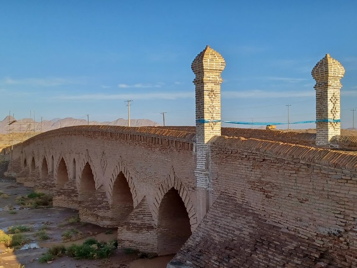 پایان عملیات احیای گلدسته‌های ضلع جنوب شرقی پل تاریخی سالار شهرستان رشتخوار