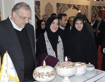 بازدید معاون صنایع‌دستی از غرفه آذربایجان‌شرقی در نمایشگاه ملی صنایع‌دستی