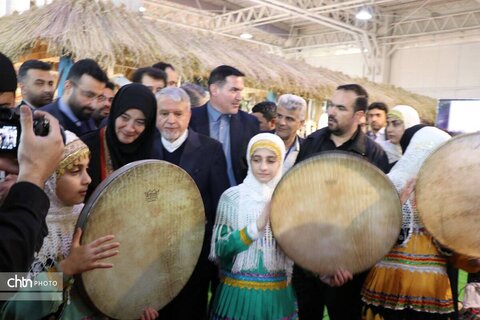 بازدید وزیر و معاونان پارلمانی وزیر میراث‌فرهنگی از غرفه‌های صنایع‌دستی گیلان