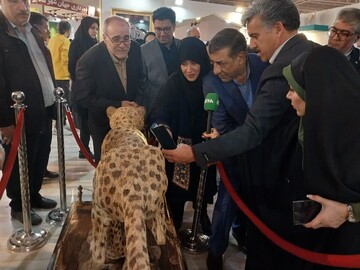 بازدید معاون اجرایی رئیس‌جمهوری ایران از غرفه خراسان رضوی در سی و هفتمین نمایشگاه ملی صنایع‌دستی