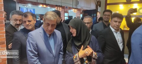 بازدید معاون اجرایی رئیس‌جمهور از غرفه استان زنجان در نمایشگاه صنایع‌دستی تهران