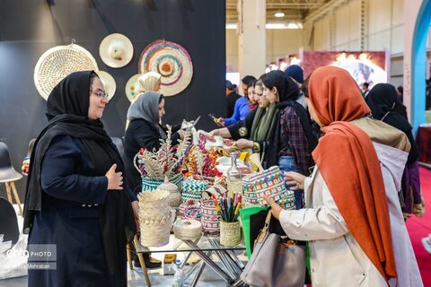 بازدید دکتر پزشکیان از سی و هفتمین نمایشگاه ملی صنایع دستی تهران