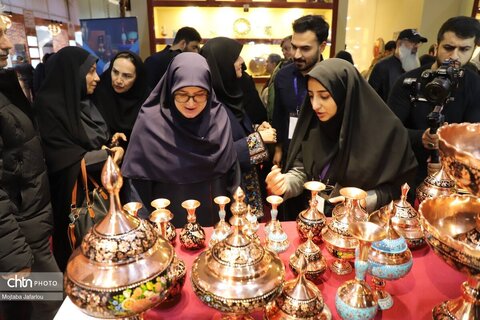 بازدید فاطمه مهاجرانی سخنگوی دولت چهاردهم از غرفه صنایع‌دستی استان زنجان