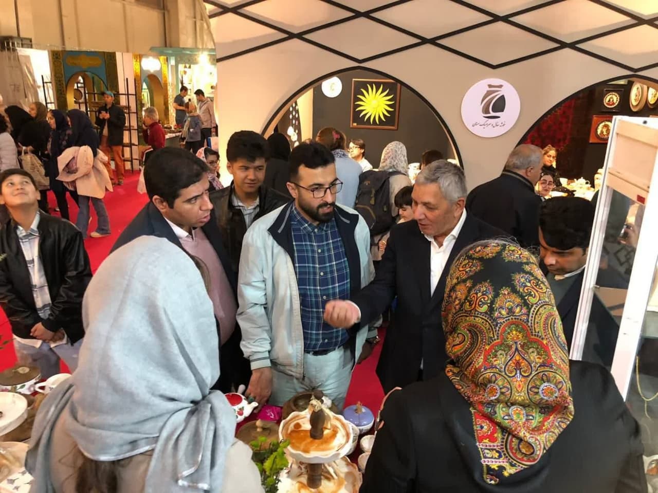 بازدید نماینده گرگان و آققلا در مجلس از غرفههای استان گلستان در نمایشگاه ملی صنایعدستی