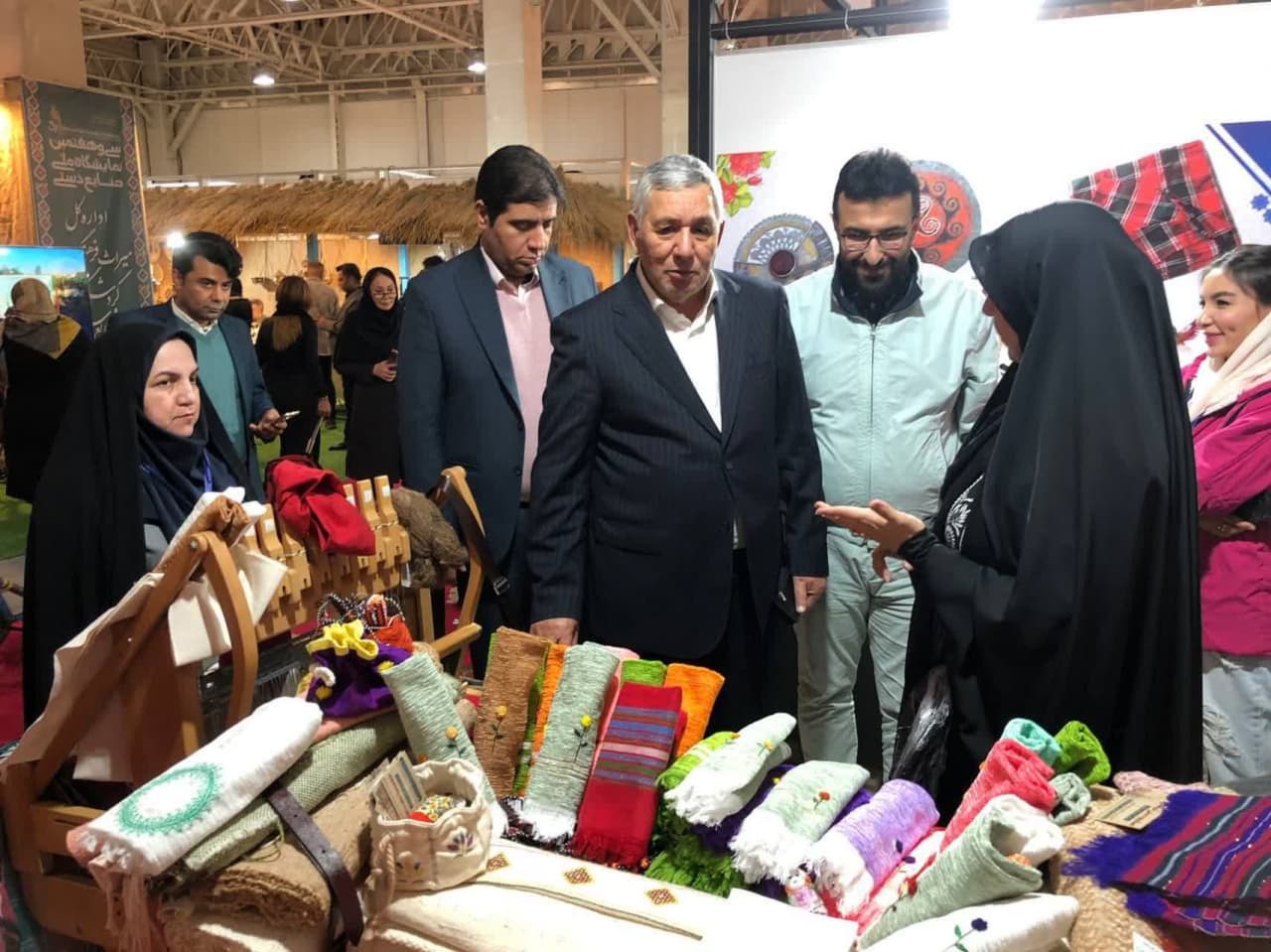 بازدید نماینده گرگان و آق‌قلا در مجلس از غرفه‌های استان گلستان در نمایشگاه ملی صنایع‌دستی