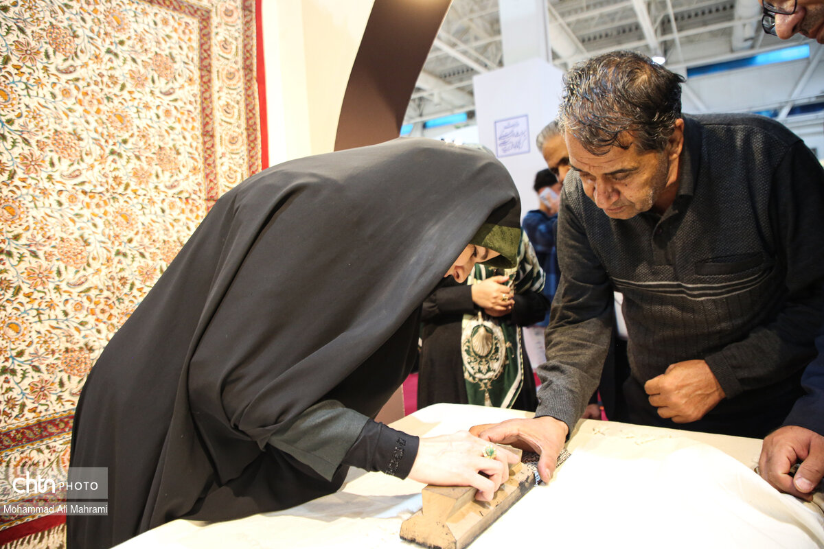 حضور الهام آزاد نمایند مجلس شورای اسلامی در غرفه اصفهان حضور الهام آزاد نمایند مجلس شورای اسلامی در غرفه اصفهان