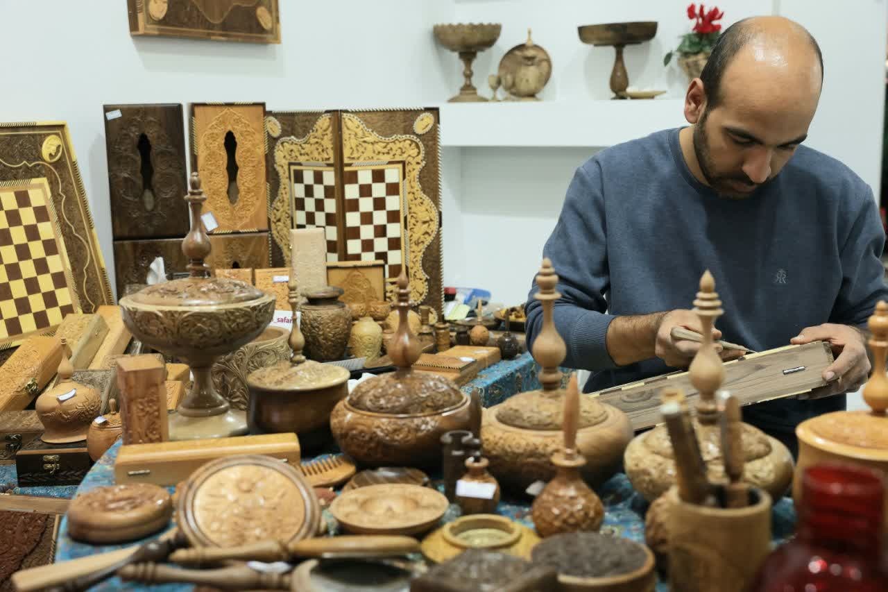 صنایع دستی دوباره خودی نشان داد/ غرفهدارانی که از شرایط برپایی نمایشگاه و فروش رضایت داشتند