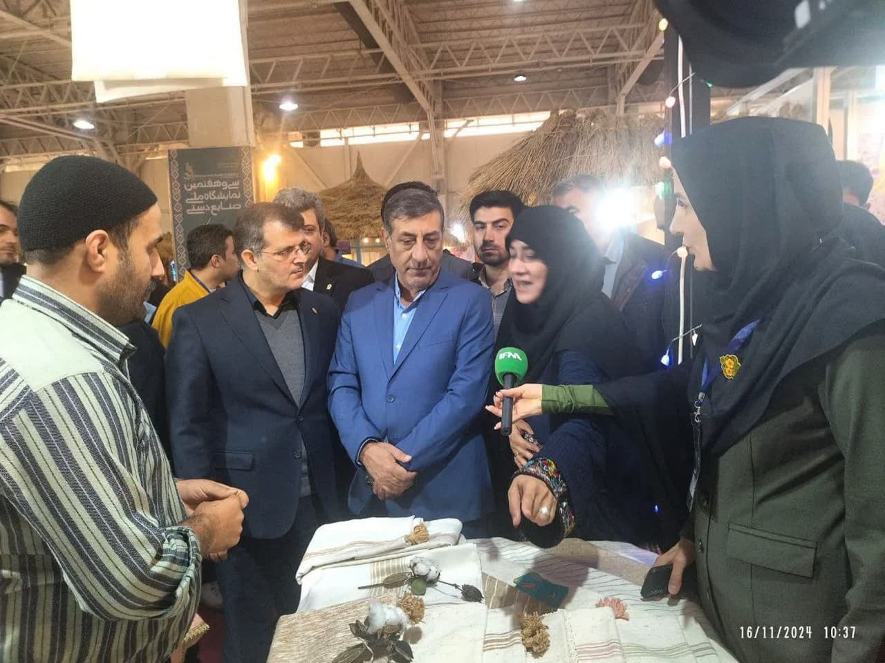 بازدید معاون امور اجرایی رئیسجمهوری از بخش نمایشگاهی گلستان در نمایشگاه صنایعدستی تهران