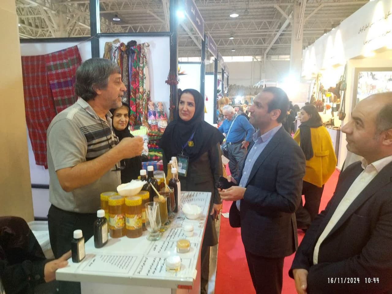 مدیرکل سرمایهگذاری وزارت میراثفرهنگی از غرفه استان گلستان بازدید کرد