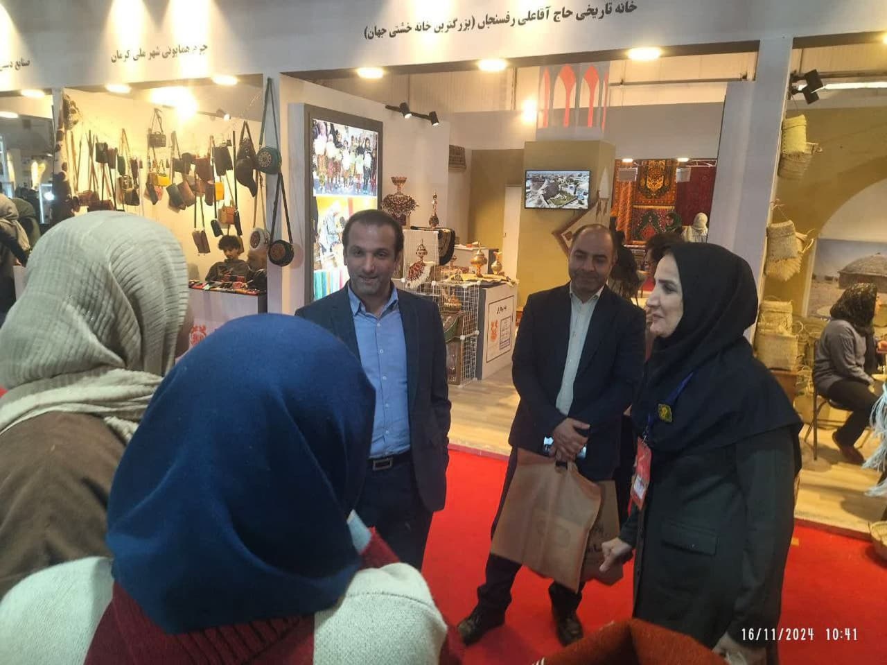 مدیرکل سرمایهگذاری وزارت میراثفرهنگی از غرفه استان گلستان بازدید کرد