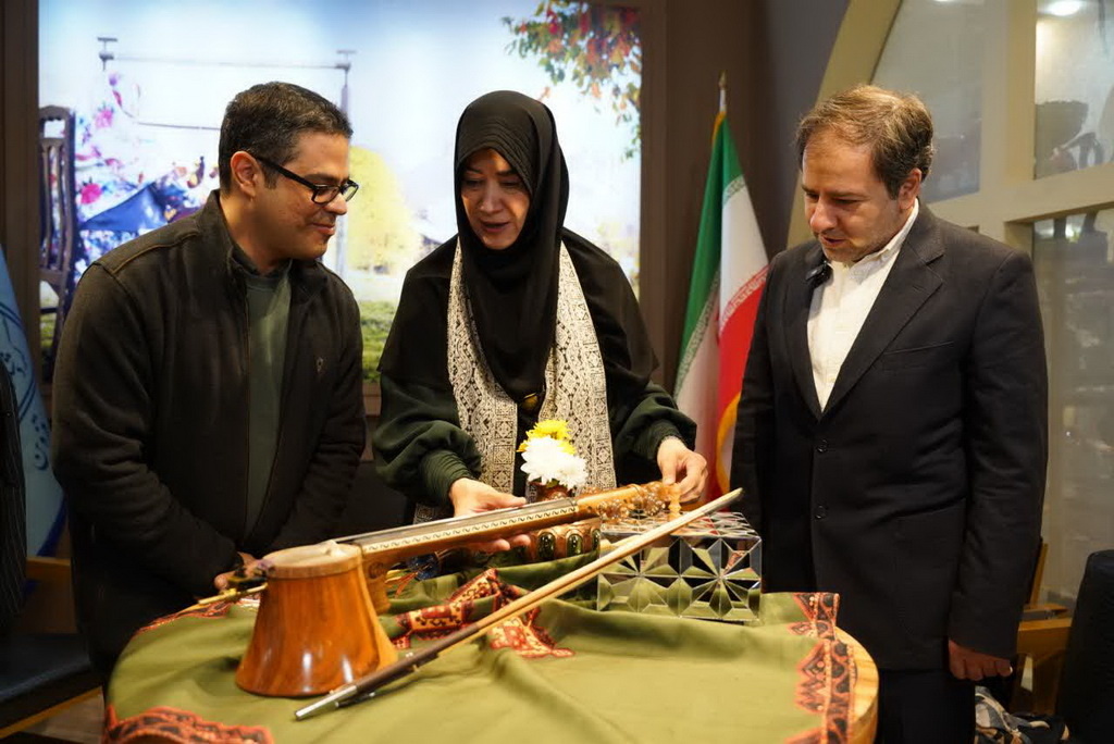 رونمایی از اثر هنرمند قزوینی دارای مهر اصالت جهانی در نمایشگاه ملی صنایعدستی