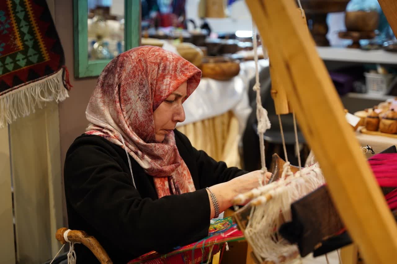 برگزاری کارگاههای تولید زنده محصولات صنایعدستی در غرفه استان قزوین