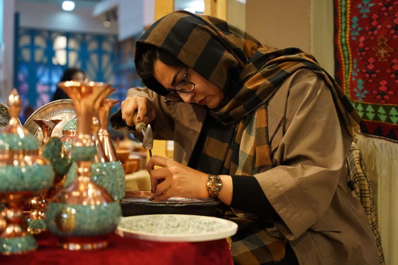 برگزاری کارگاههای تولید زنده محصولات صنایعدستی در غرفه استان قزوین