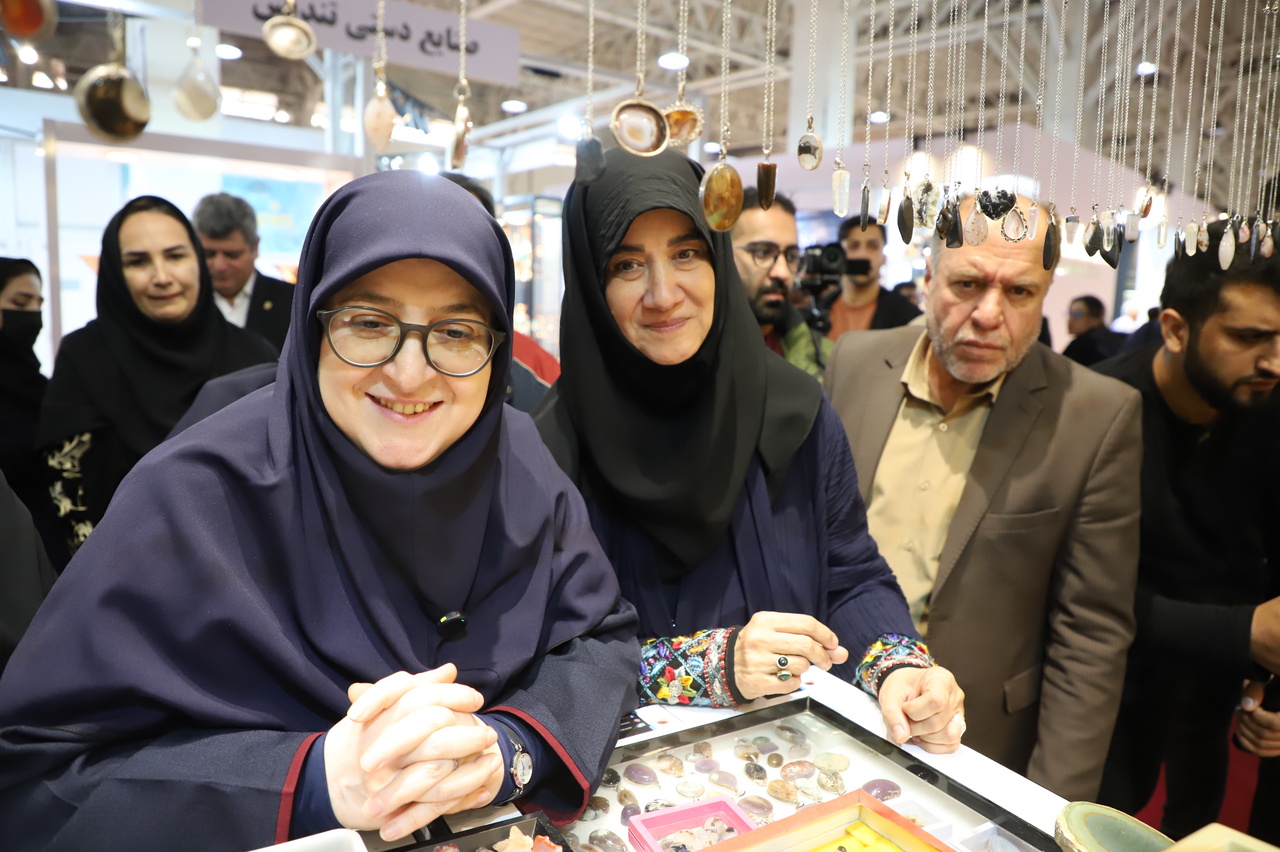 بازدید معاون اجرایی رئیسجمهوری ایران و سخنگوی دولت از غرفه خراسان جنوبی در سی و هفتمین نمایشگاه ملی صنایعدستی