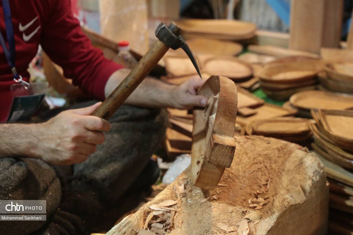 نمایشگاههای صنایعدستی مجالی برای بازگویی روایتهای تاریخی پشت آثار/ گشودن جهانی تازه برای مخاطب/ هنرمندی که با اشیای کهن جنگلنشینان شمال ایران جهانی شد