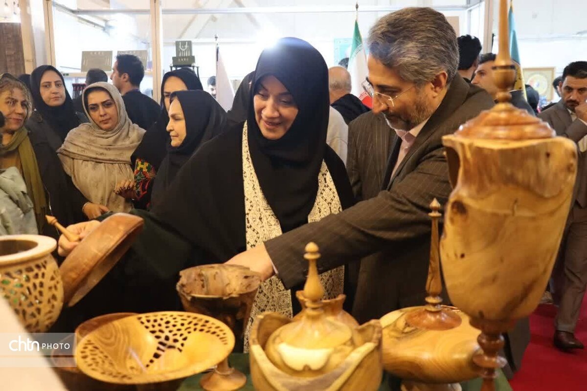 بازدید جلالی از غرفه استان البرز در سی‌ و هفتمین نمایشگاه ملی صنایع دستی