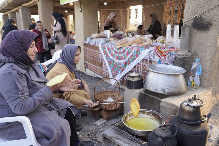 برپایی نمایشگاه عرضه محصولات و تولیدات خانگی بانوان کارآفرین و هنرمند صنایع‌دستی در ارومیه