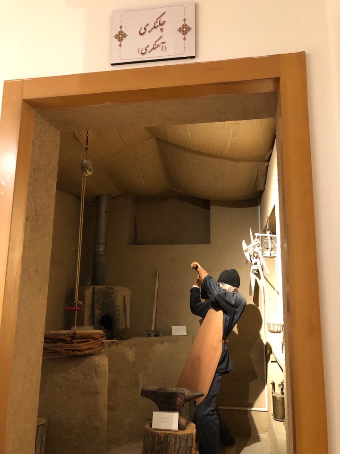 «موزه ملی کار» چه مشاغلی را به تصویر میکشد؟/ از آهنگری تا حلاجی و اصناف عهد قاجار/ ابزارهایی که بار نوستالژیک دارند