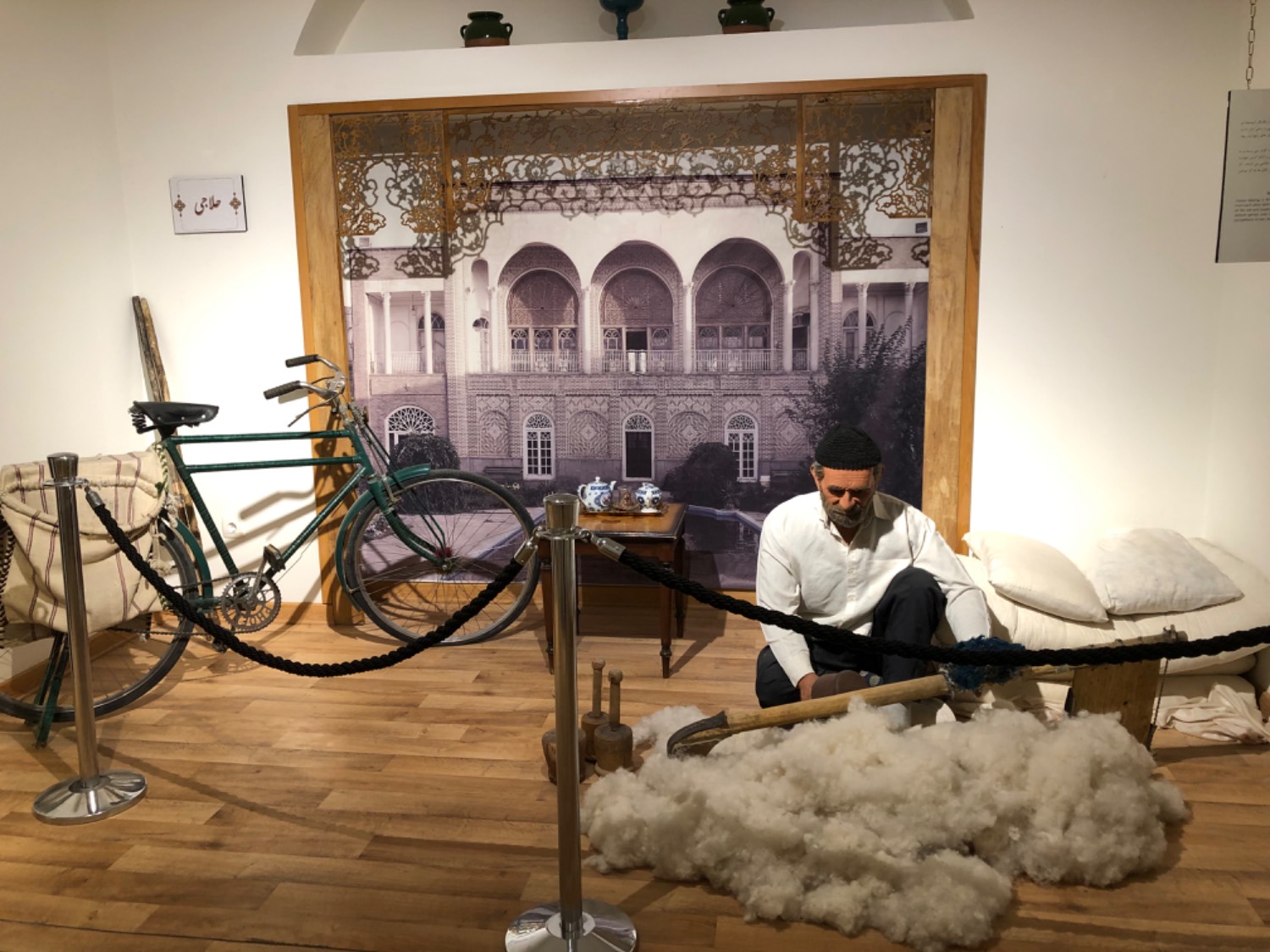 «موزه ملی کار» چه مشاغلی را به تصویر میکشد؟/ از آهنگری تا حلاجی و اصناف عهد قاجار/ ابزارهایی که بار نوستالژیک دارند