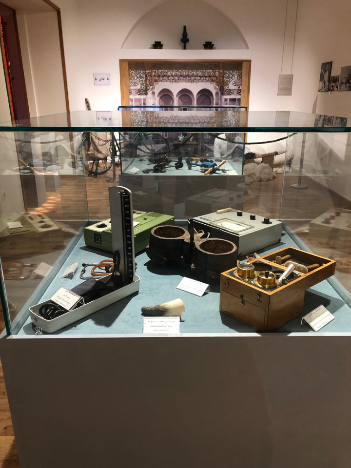 «موزه ملی کار» چه مشاغلی را به تصویر میکشد؟/ از آهنگری تا حلاجی و اصناف عهد قاجار/ ابزارهایی که بار نوستالژیک دارند