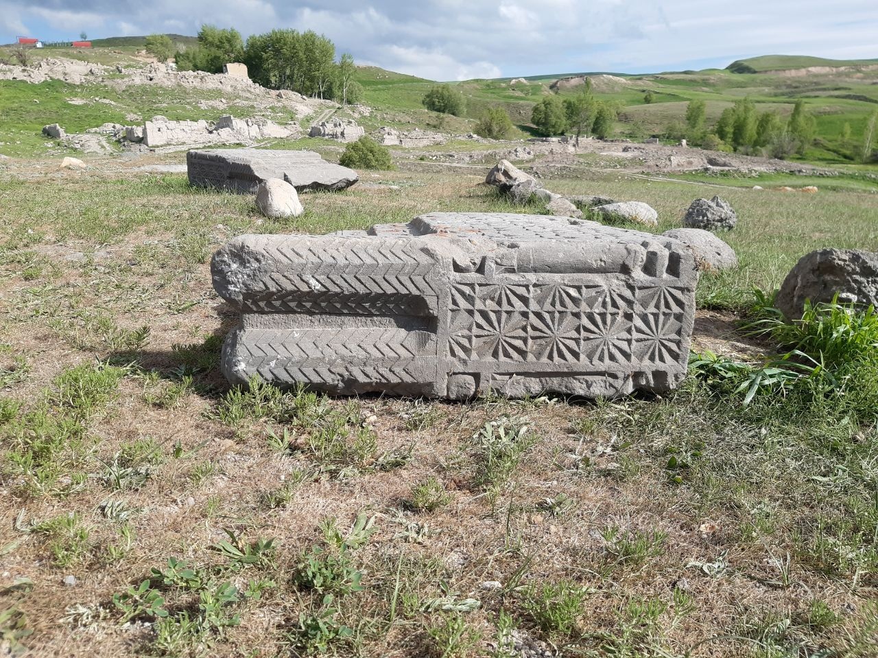 لزوم حفظ گورستانهای تاریخی ورزقان/ سنگقبرهای ایلخانی و صفوی ورزقان بازتابدهنده هویت تاریخی منطقه هستند